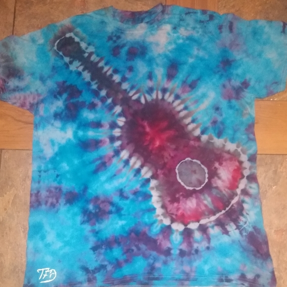 A guitar tie-dye - Picture 1 of 1